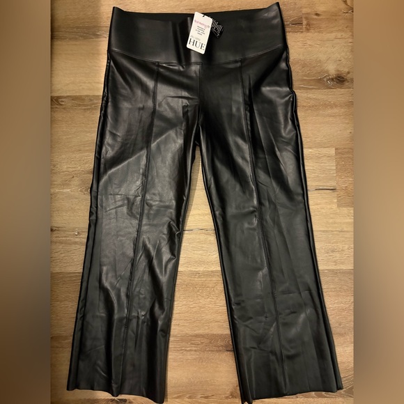 Hue Flatting Fit Tummy Control Faux Leather Shiny Cropped Flares NWT in Black - Picture 2 of 10